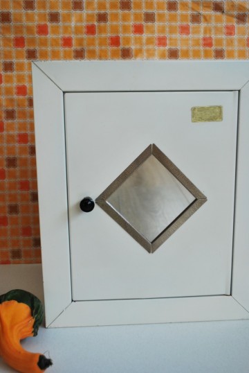 Voetenbankjevaasmedicijnkastje 017