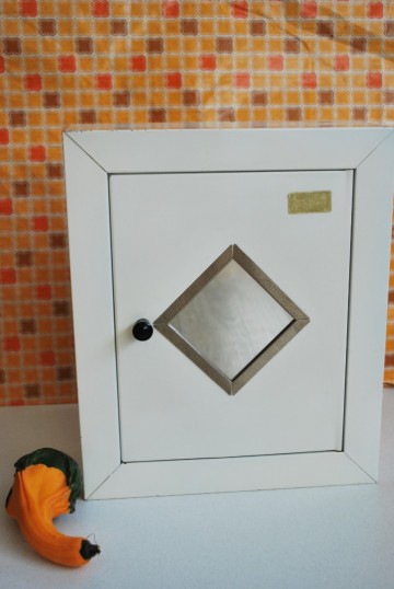 Voetenbankjevaasmedicijnkastje 018