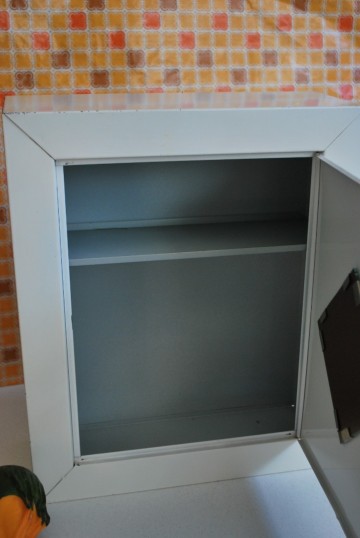 Voetenbankjevaasmedicijnkastje 019