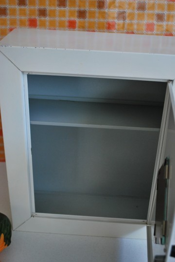 Voetenbankjevaasmedicijnkastje 020